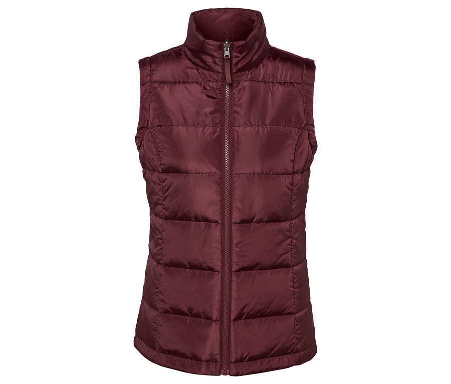 Un gilet matelassé bordeaux avec une fermeture éclair au milieu.