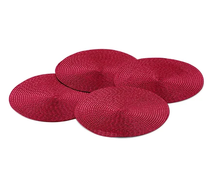 Quatre sets de table ronds rouges.