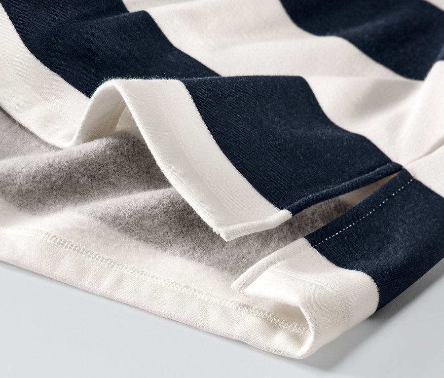 Vue détaillée d'un sweat à capuche à rayures.