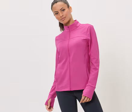 Femme portant une veste de sport rose vif.