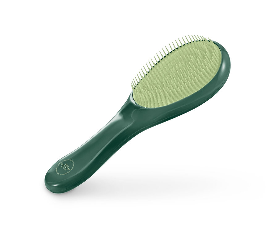 Une brosse pour animaux verte.