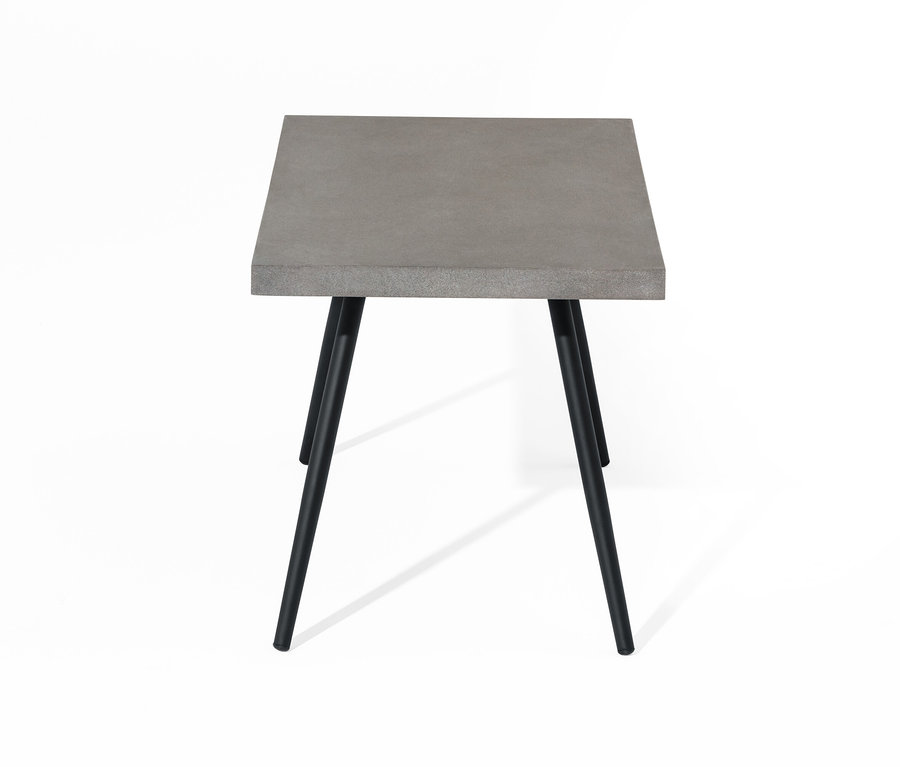 Table basse avec plateau en polyciment et pieds noirs.