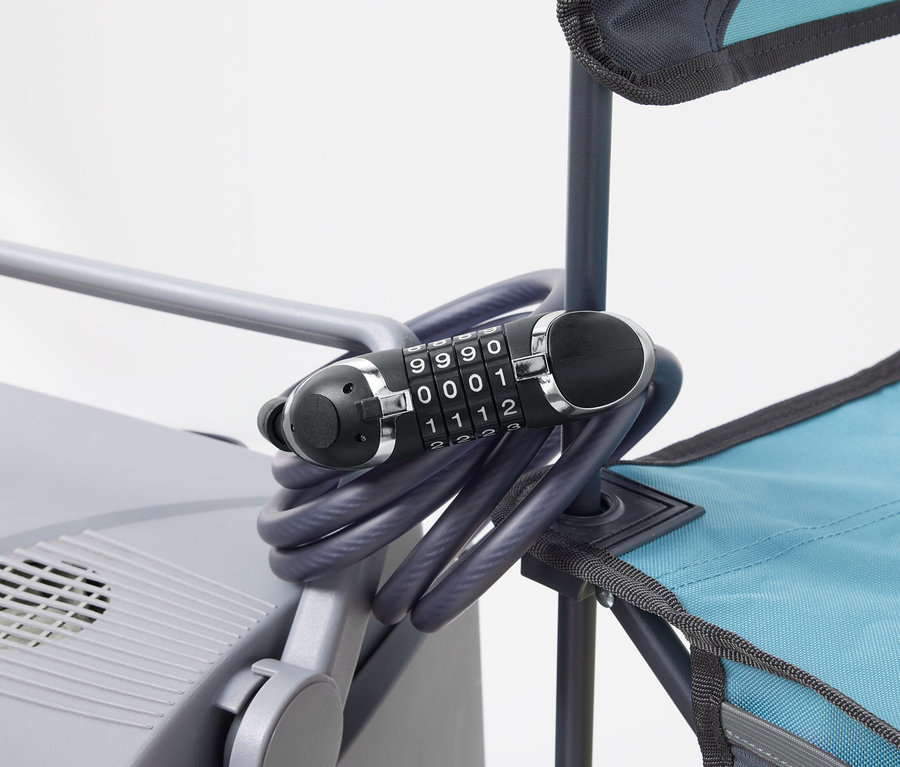 Un câble antivol universel extra-long en acier est enroulé autour d'un climatiseur gris et du cadre d'une chaise de plage bleue.