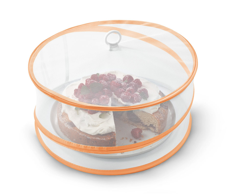 Un gâteau aux framboises est recouvert d'une cloche de protection pliable.