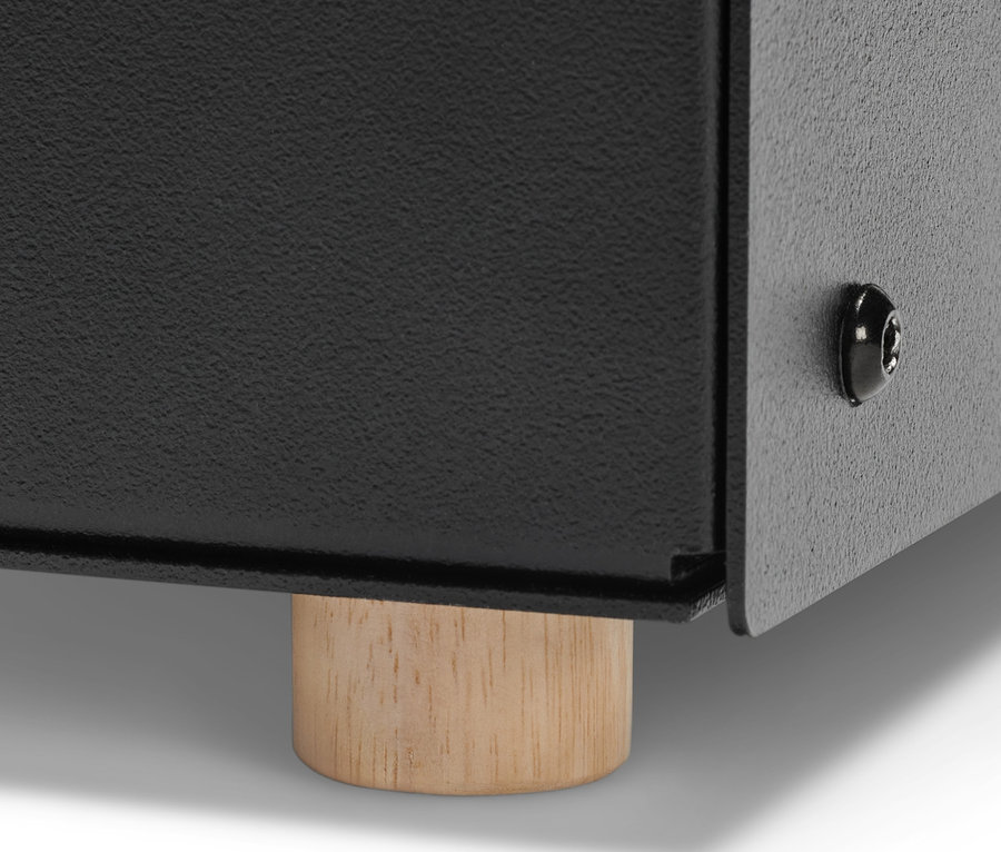 Gros plan du bas d'un panier pour bûches avec un pied en bois.