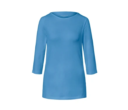 Un t-shirt bleu clair à manches 3/4.
