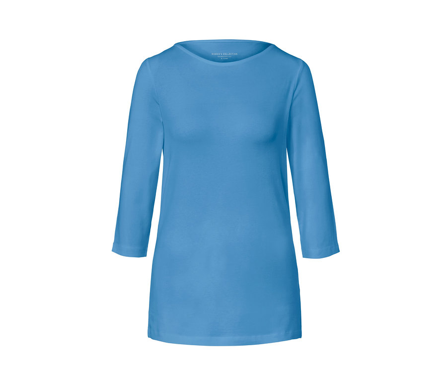 Un t-shirt bleu clair à manches 3/4.