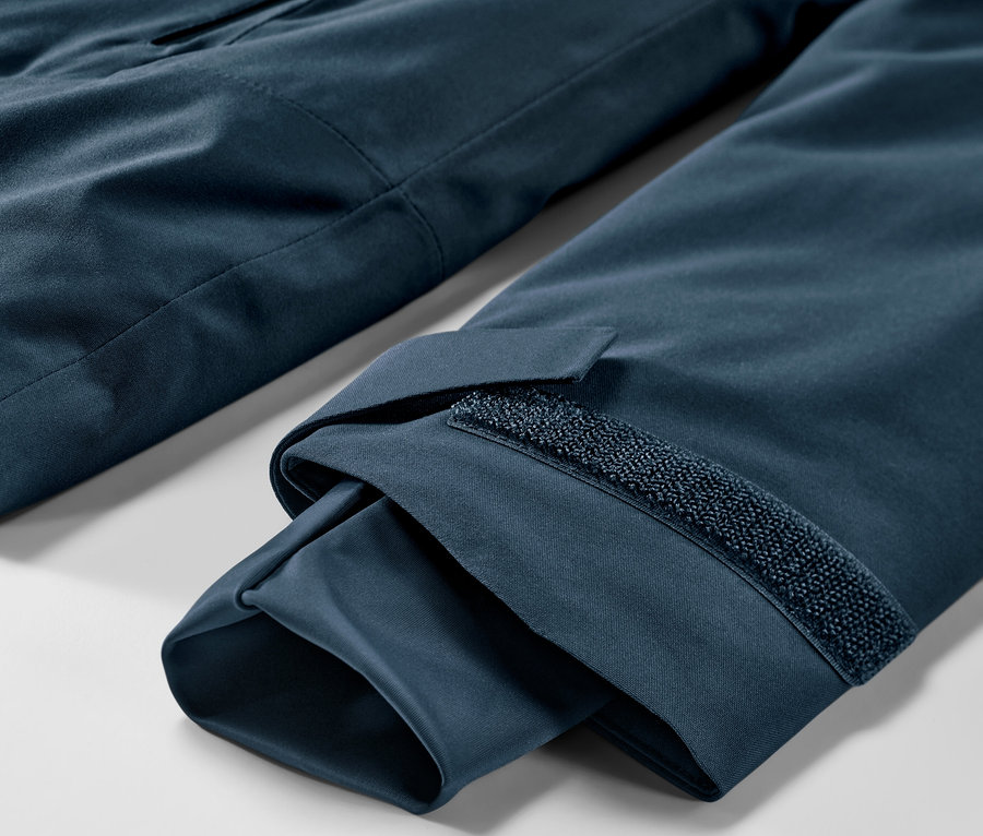 Détail d'une veste de ski bleu marine.