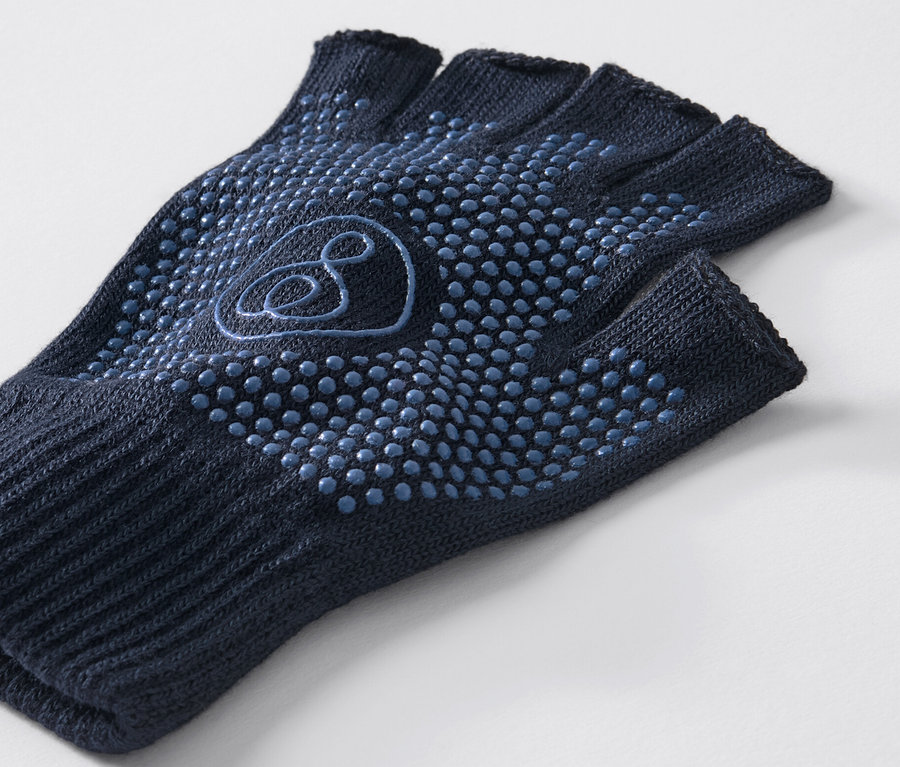 Gros plan sur un gant de yoga bleu avec picots antidérapants.