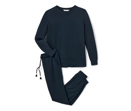 Un tenue d’intérieur bleu marine est posé sur un fond blanc.