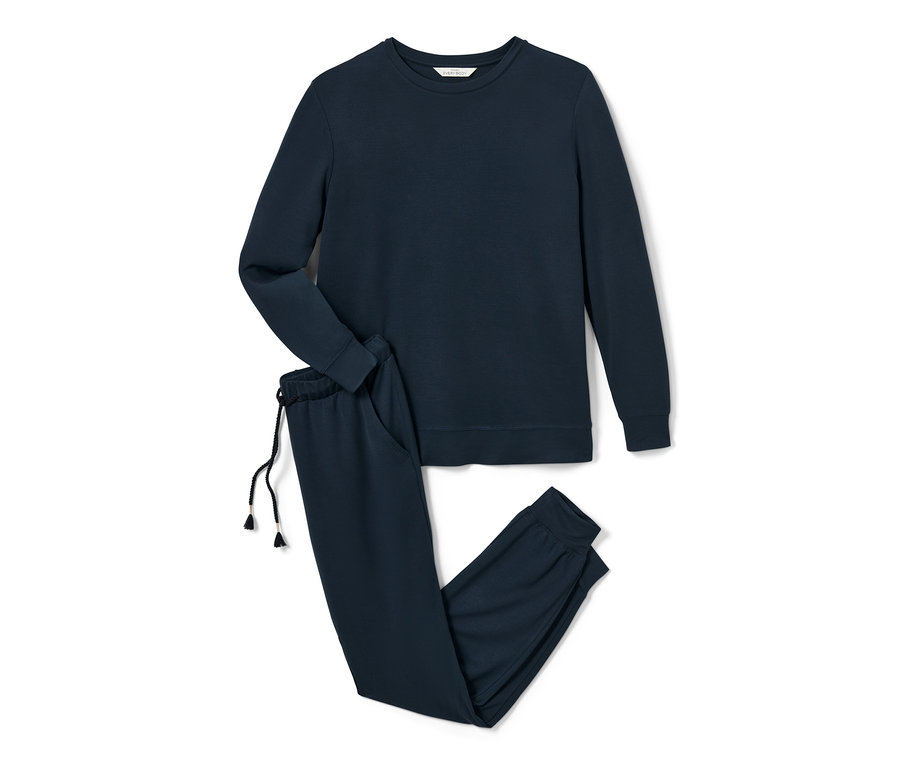 Un tenue d’intérieur bleu marine est posé sur un fond blanc.