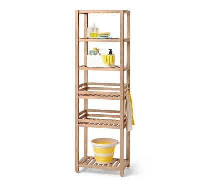 Produits de nettoyage sur une étagère en bois massif.