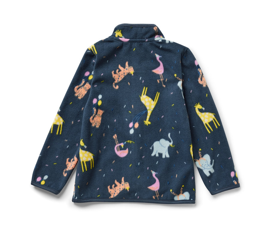 Détail d'une jaquette en polaire pour enfant avec imprimé animalier.