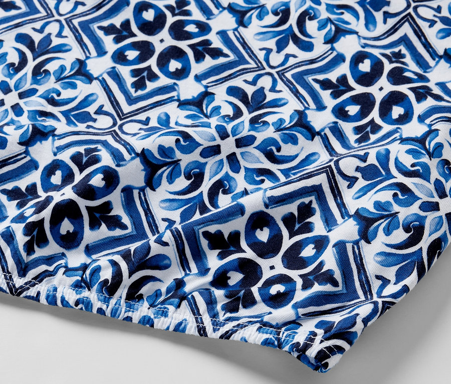 Détail d'un chemisier imprimé bleu.
