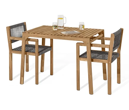 Deux chaises et une table de l'ensemble balcon avec textile tissé. Des verres d'eau et une carafe sont posés sur la table.