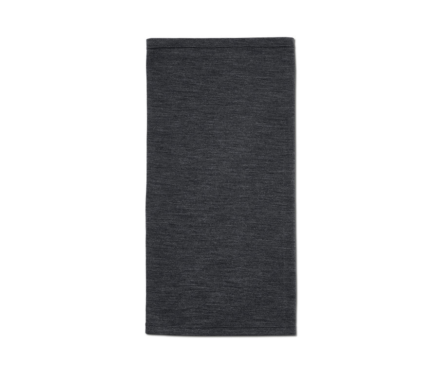 Serviette multifonction en mérinos sur fond blanc.