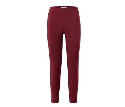 Un pantalon confort bordeaux.