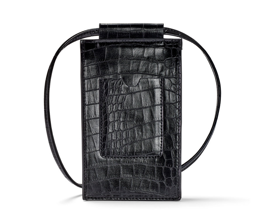 Gros plan d'une mini sacoche noire en cuir pour téléphone avec bandoulière, isolée sur fond blanc.