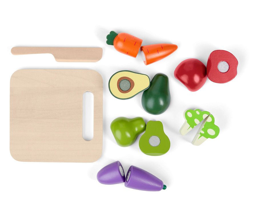 Aliments jouets en bois, planche à découper et couteau sur fond blanc.