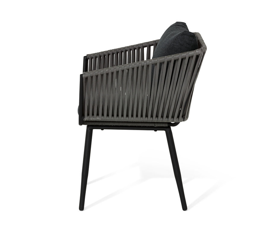 Vue latérale d'un fauteuil pour table à manger avec tressage textile et coussin d'assise gris, avec des pieds noirs.