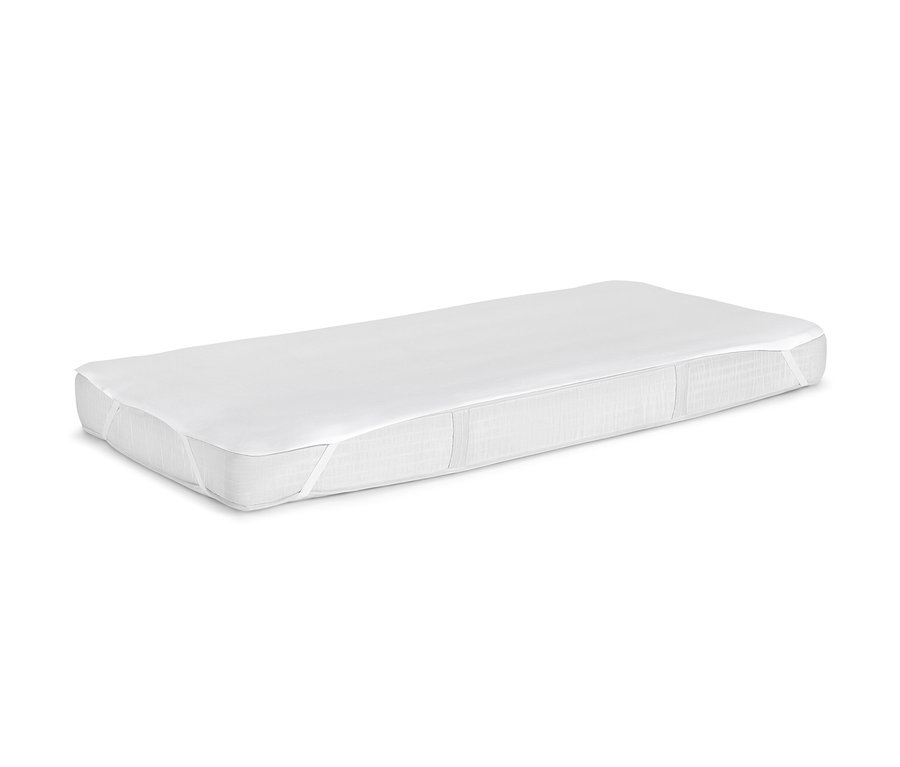 Protège-matelas blanc sur un matelas.