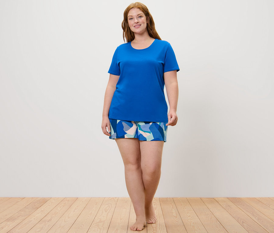 Femme portant un pyjashort.