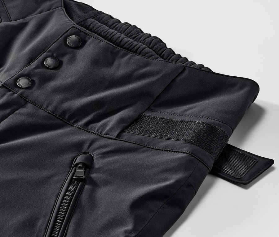 Gros plan sur un pantalon de ski taille haute noir.
