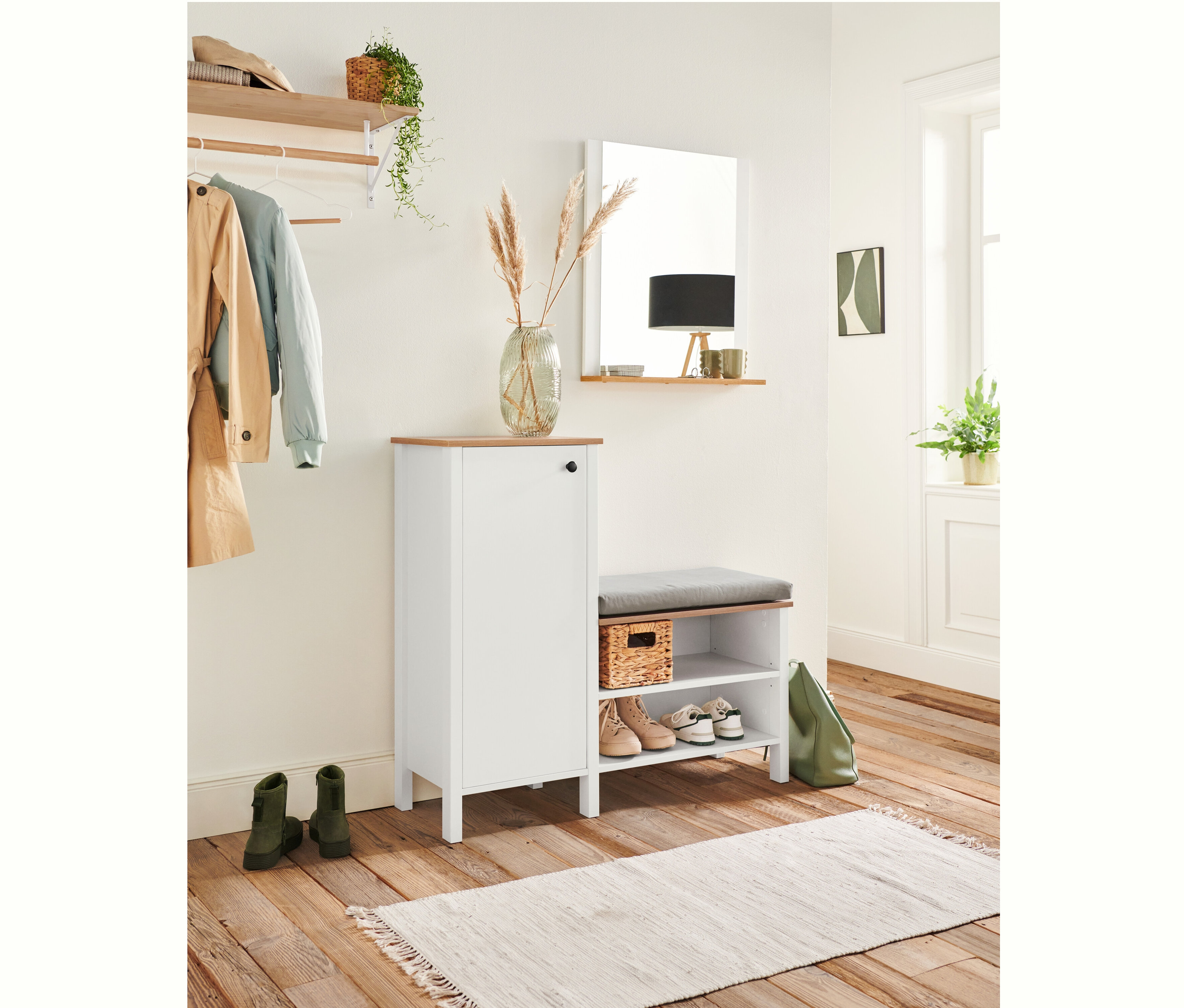 Dans l'entrée, il y a une banquette avec armoire à chaussures.