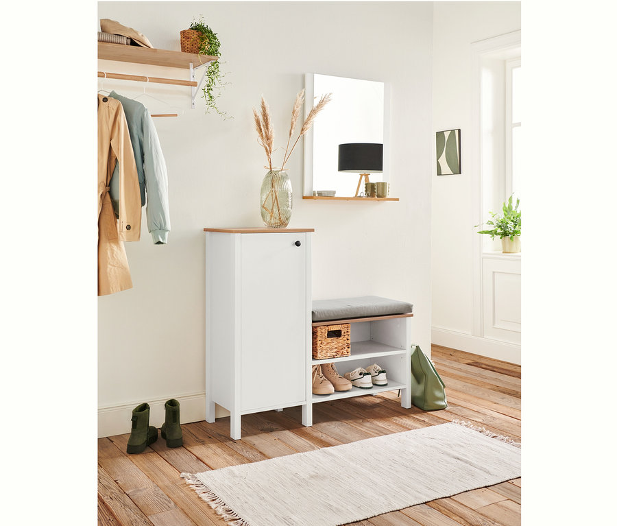 Dans l'entrée, il y a une banquette avec armoire à chaussures.