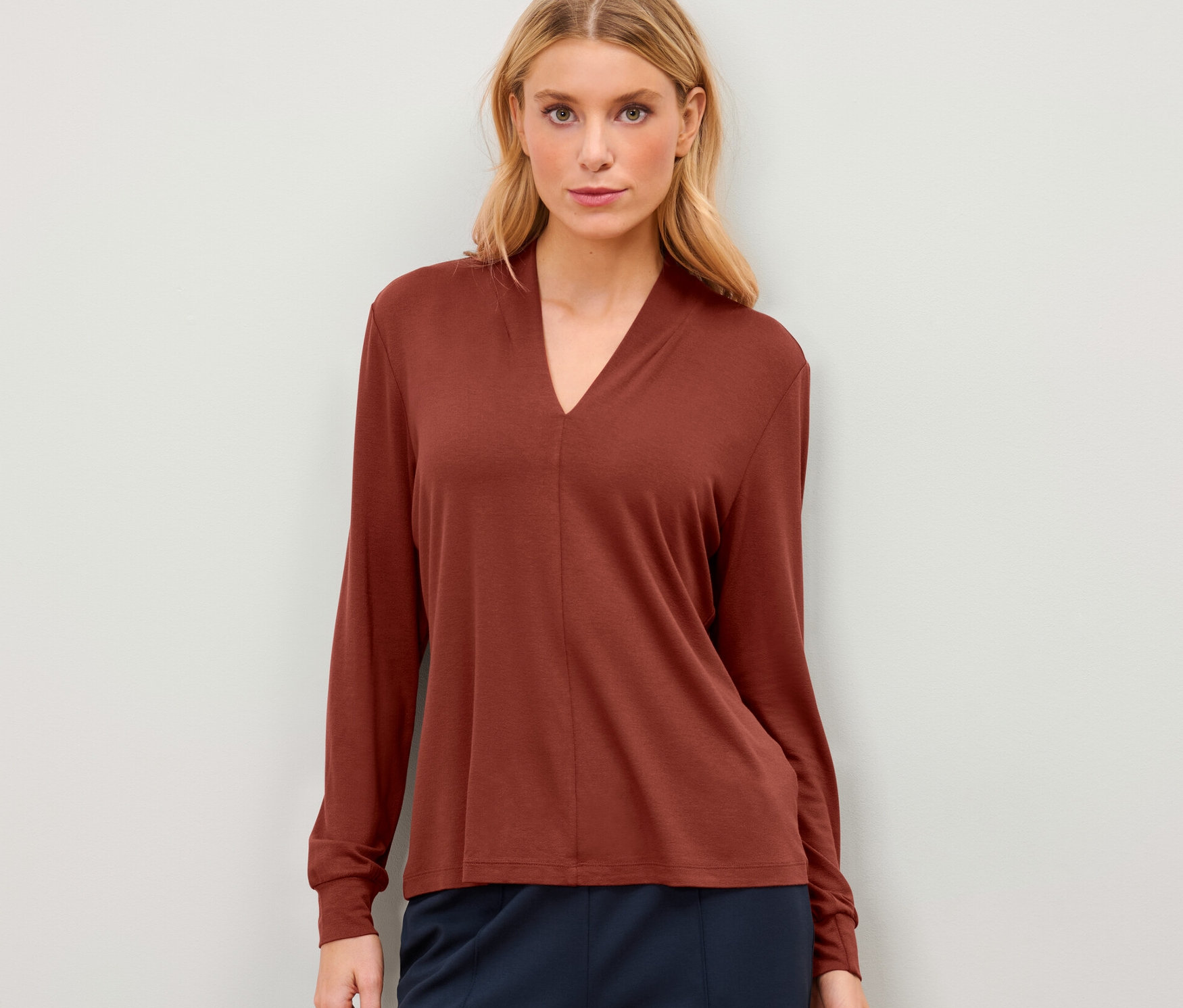 Femme portant une blouse avec encolure en V.