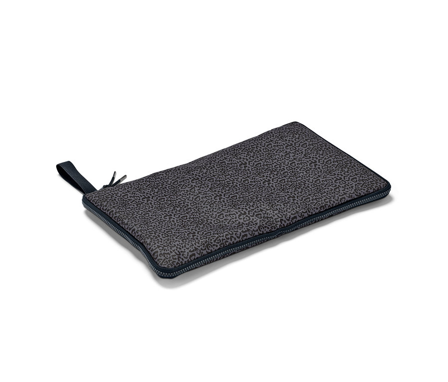 Un sac à linge humide et support pour se changer 2 en 1 gris plié avec un motif animalier.