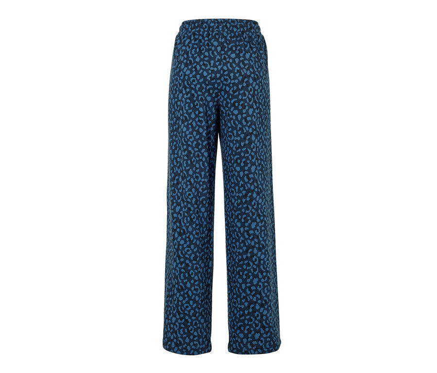 Un pantalon doux imprimé bleu.