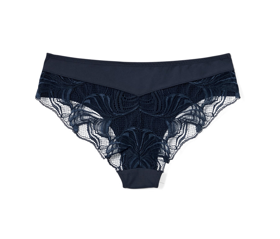 4 slips brésiliens bleu foncé avec de la dentelle sur fond blanc.