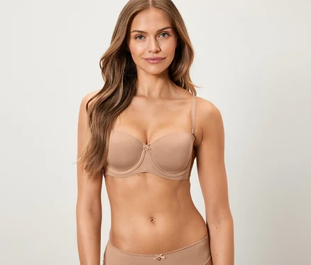 Femme posant en soutien-gorge multiposition et culotte.