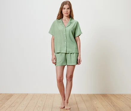 Femme portant un ensemble pyjama shorty.