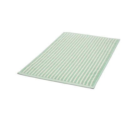 Tapis de douche vert avec des rayures blanches.