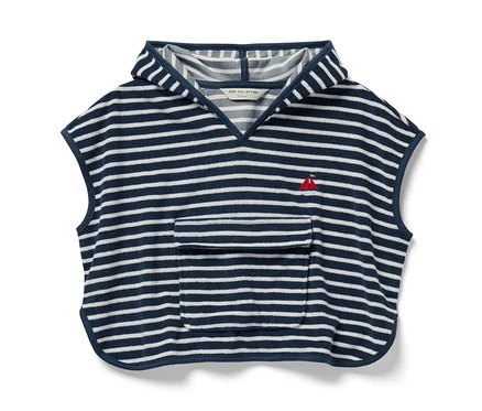 Poncho en éponge bord de mer rayé bleu et blanc avec capuche, poche et un petit voilier rouge brodé.
