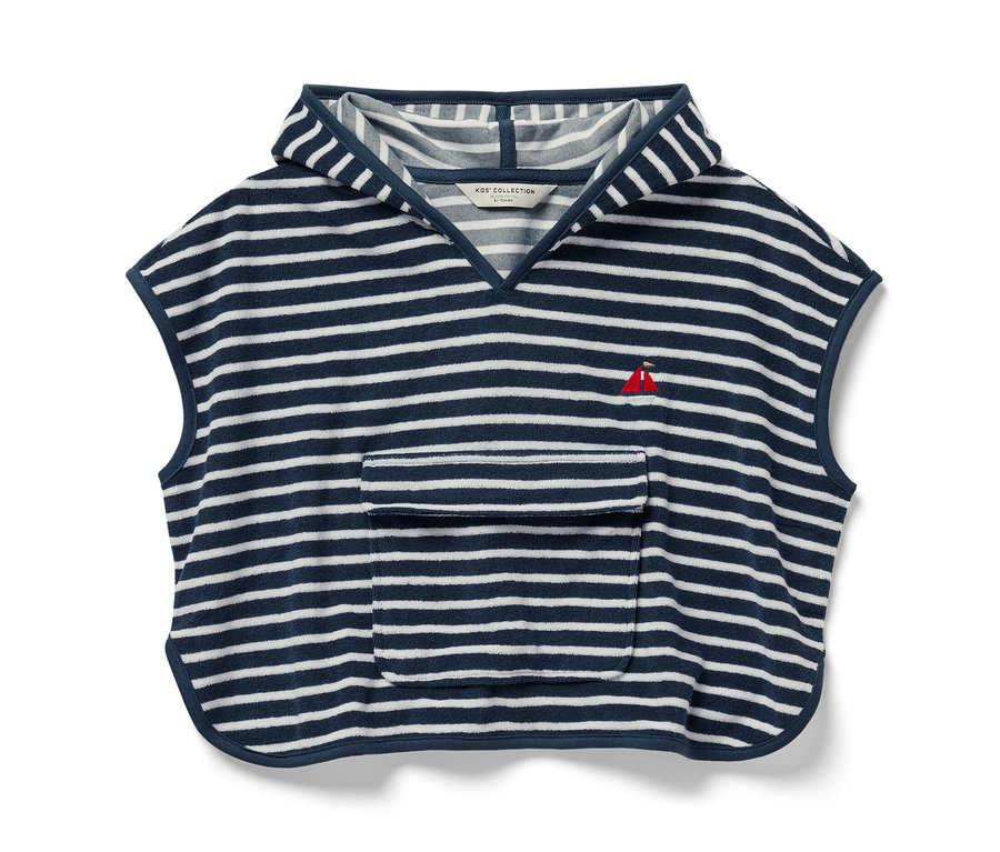 Poncho en éponge bord de mer rayé bleu et blanc avec capuche, poche et un petit voilier rouge brodé.
