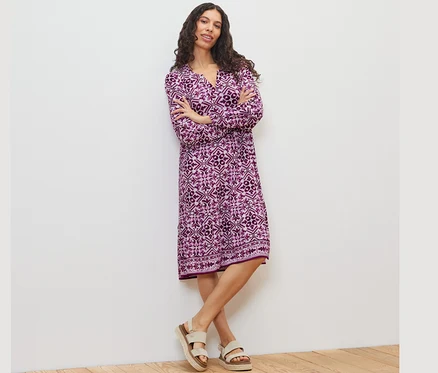 Femme posant en robe tissée imprimée.