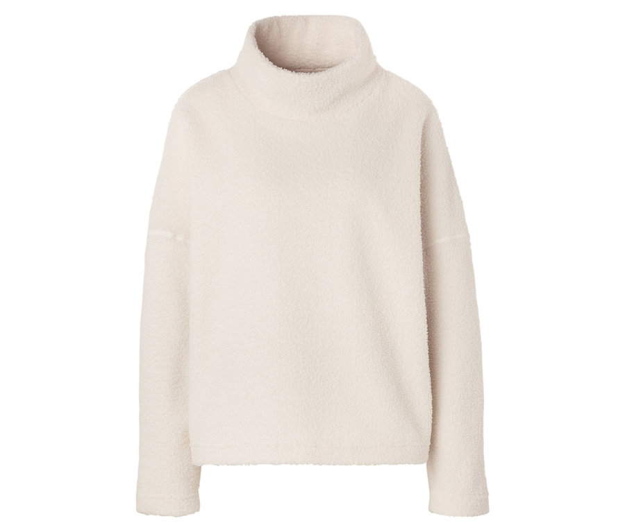 Un pull en polaire crème à col roulé.