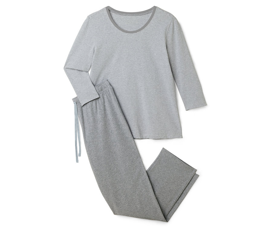 Un pyjama gris rayé à manches longues et un pantalon de pyjama gris avec cordon de serrage sont posés sur un fond blanc.