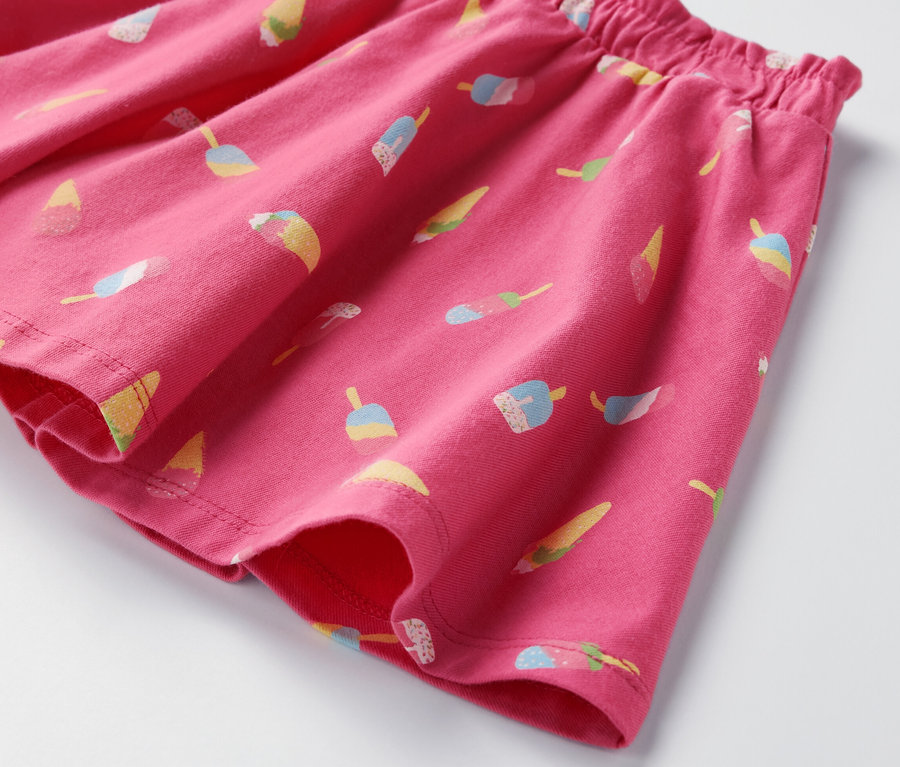Gros plan d'une jupe en jersey pour enfants avec pantalon et motif de glaces.