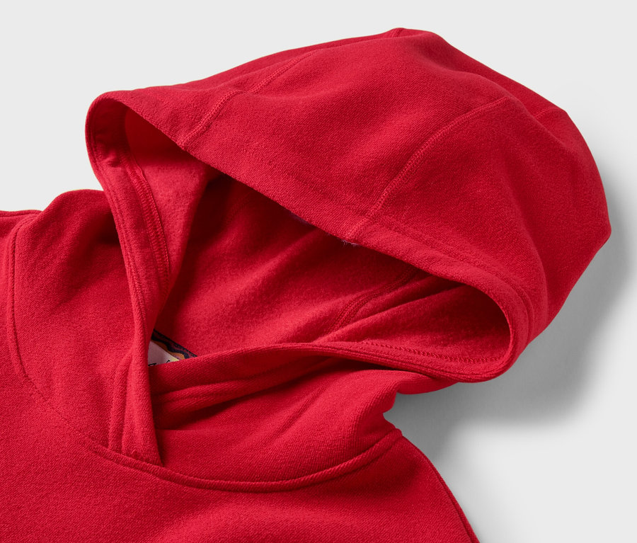 Vue détaillée d'un pull outdoor rouge.