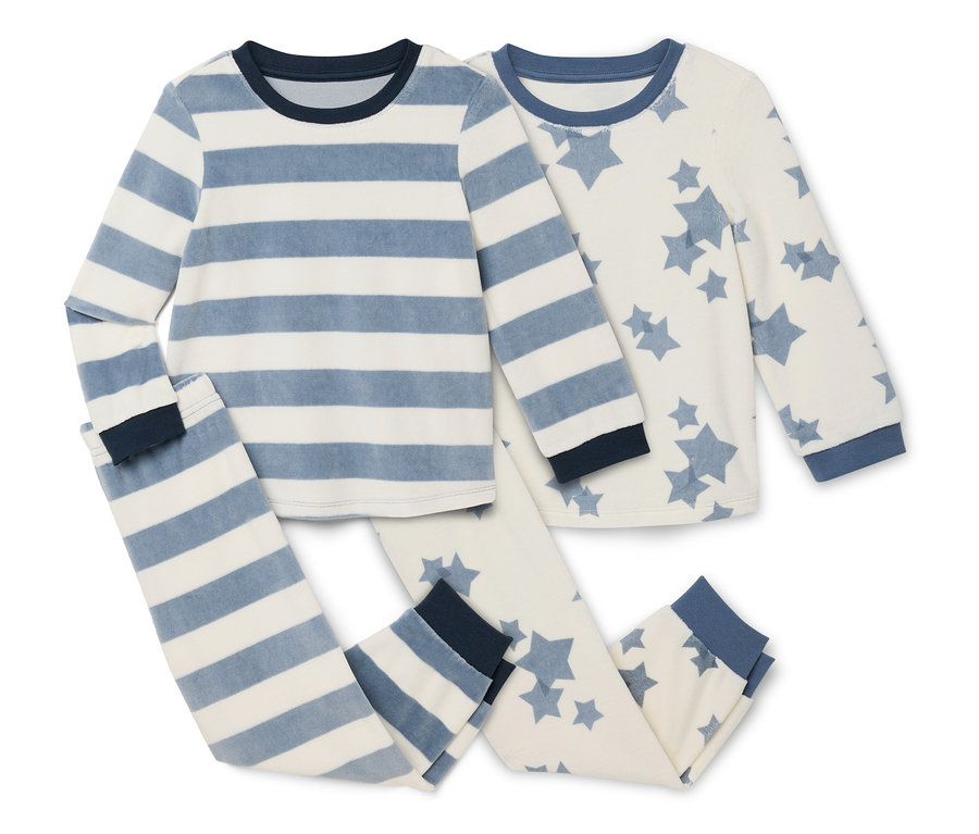 Deux ensembles de pyjamas pour enfants, comprenant des hauts à manches longues et des pantalons. Un pyjama est rayé bleu et blanc, l'autre a des étoiles bleues sur fond blanc.