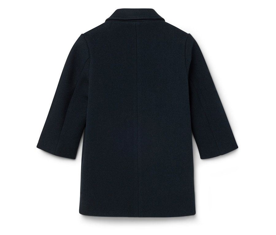 Détail du dos d'un manteau bleu marine.