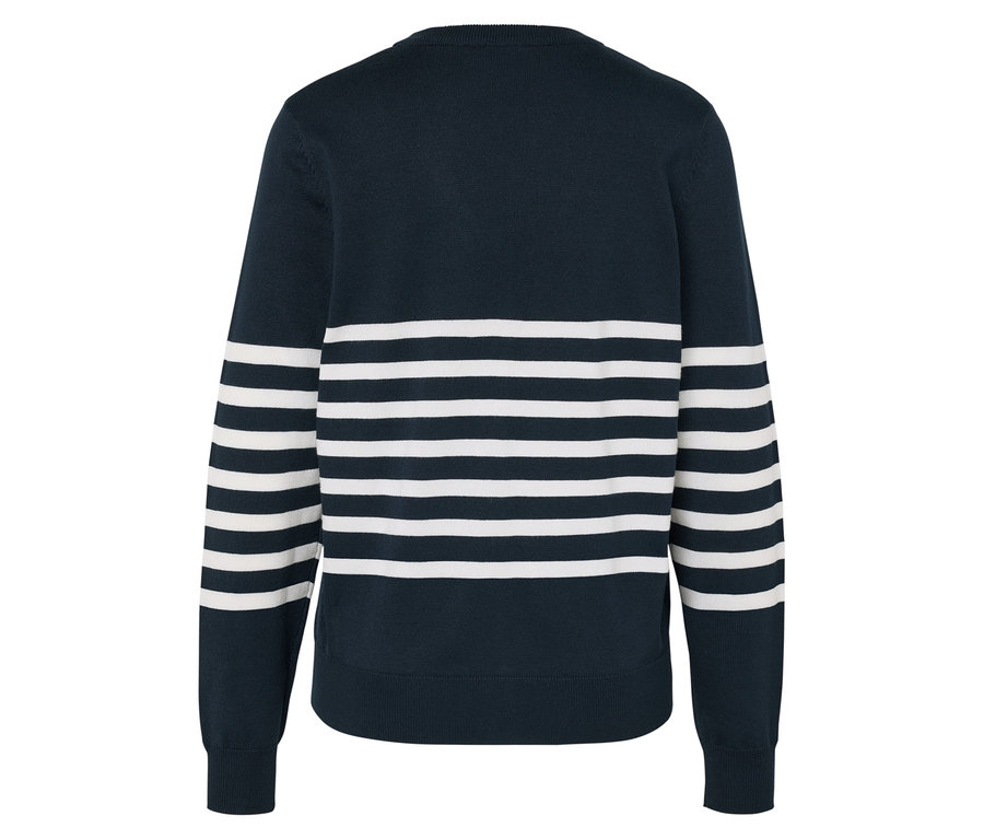 Pull bleu marine avec rayures blanches sur les manches et la poitrine.