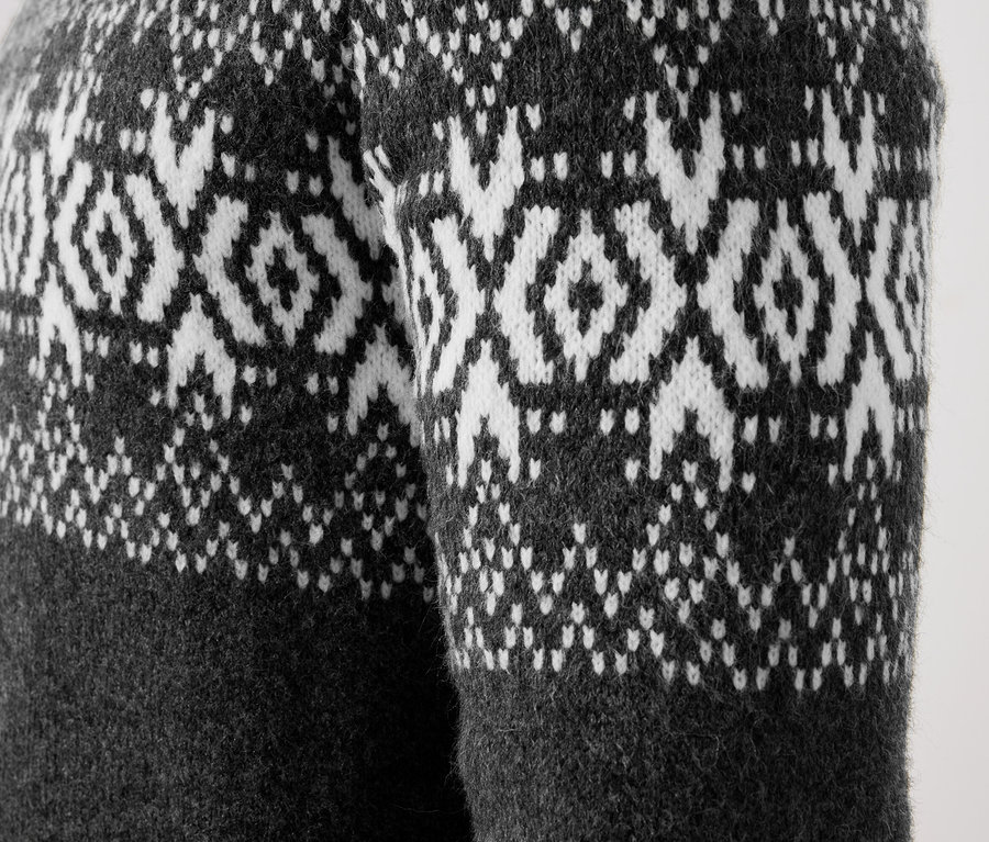 Gros plan sur un pantalon de laine gris avec un motif Fair Isle.