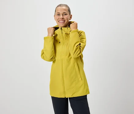 Femme ajustant la capuche d'une veste jaune à fermeture éclair.