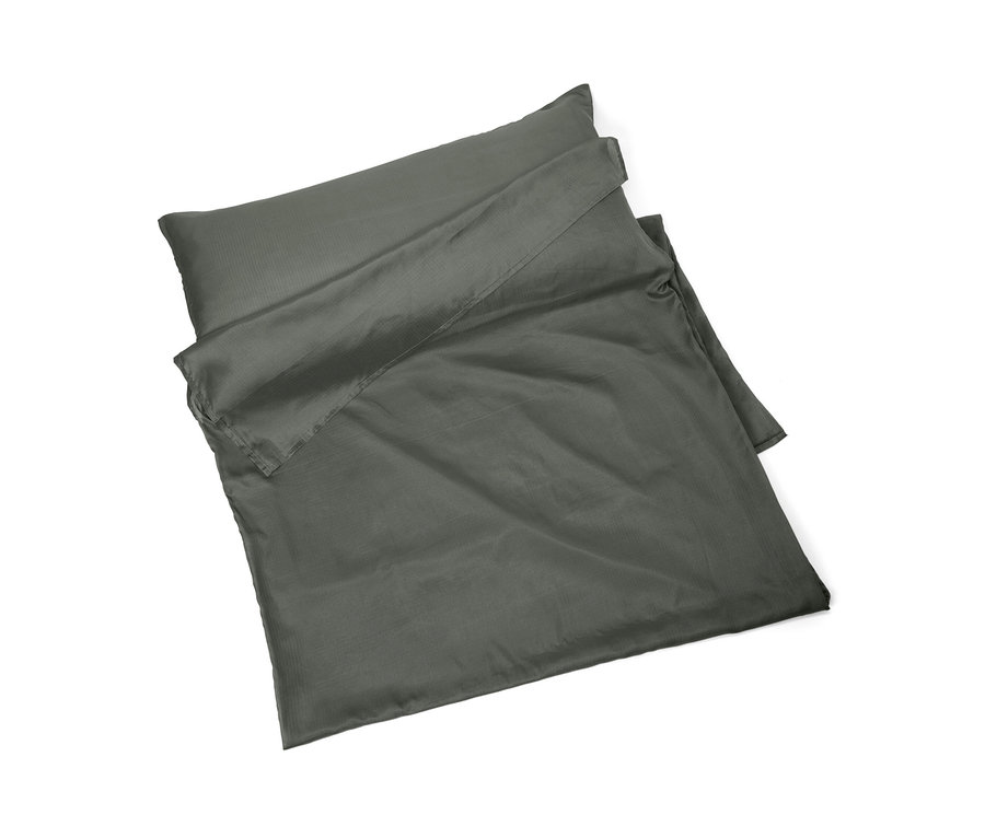 Drap de sac de couchage en soie gris.