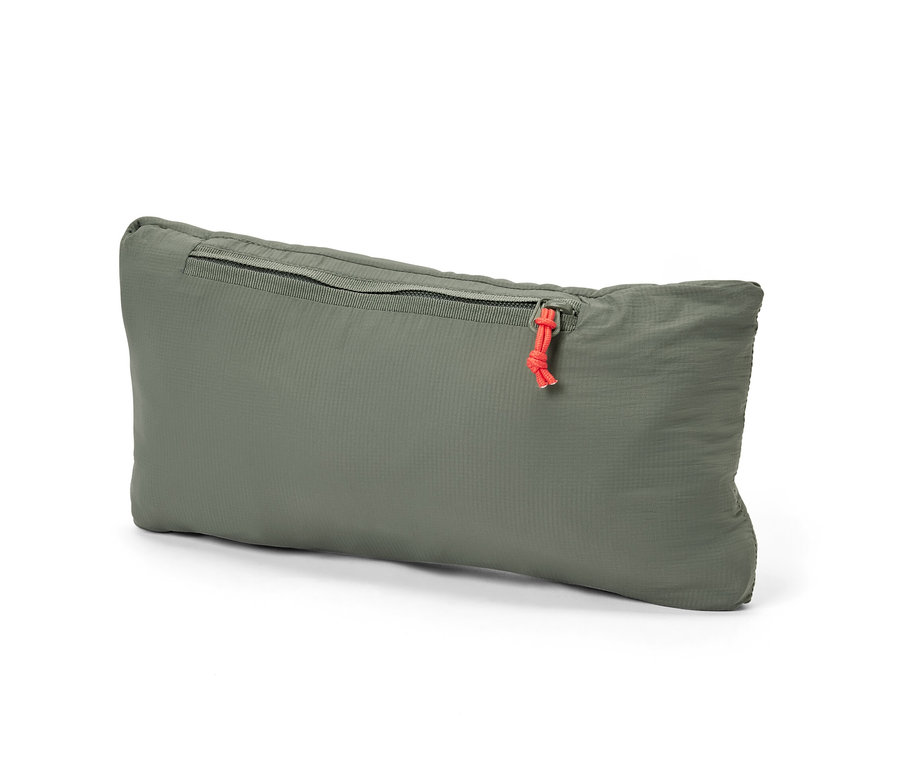 Un gilet matelassé vert « pack light » avec une fermeture éclair orange.
